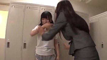 lesbian av หนังโป๊18+เลสเบี้ยนครูสาวญี่ปุ่น ชอบเลียหีดูดเม็ดแตดให้นักเรียนที่เข้ามาใหม่ คนนี้ถูกใจเป็นกรณีพิเศษxxxเลยจับเบิร์นจิ๋มคาห้องล็อคเกอร์