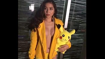 Vy Phuong นักร้องสาวเวียดนามใจแตก หลังโดนแฟนหักอกเลยประชดด้วยการถ่ายแบบนู้ดตรีมงานปิกาจูชุดสีเหลืองสุดบาดใจ
