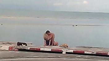 แอบถ่ายฝรั่งเอากันชายหาดที่เกาะสมุย เป็นข่าว Khoasod บอกว่าเมาเลยมาขอโทษ แต่อดไม่ได้ ต้องเสียบควยเข้าหี