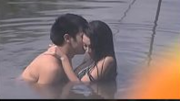 หนังโป้เรทRไทย Xnxx (พิศวาสนางพราย Haunted lake 2011) กับฉากเย็ดเสี่ยงตายที่ผู้ชายถูกผีพรายลากไปเย็ดในน้ำ นำแสดงโดย เอมมี่ แม็กซิม – น้องนิว ธัญญา