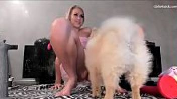 Pornคนเย็ดสัตว์ หนังโป๊แปลกๆ สาวฝรั่งสอนหมาให้เลียหี Redtube นั่งแหกขาแล้วปลิ้นแตดให้หมาดูด โดนลิ้นหมาเขี่ยเม็ดแตดเสียวจนสะใจ