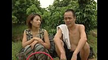 หนังโป๊จีนสมัยเก่า China Porn คนสวนวัยชราชวนลูกนายจ้างมาเย็ด รดน้ำเสร็จเลยแอบเอากันในพุ่มไม้ เย็ดจนน้ำแตกยังไม่หายเงี่ยน