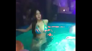 น้องนาตาลีกับน้องนิชา Thai XXX Model นางแบบโป๊รับงานลงอ่าง ใส่ชุดว่ายน้ำเล่นเสียวกันในงานวันเกิดเสี่ยคนดัง นมใหญ่หีแน่นน่าจับเย็ดจริงๆ