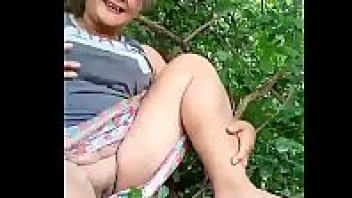 โป๊ไทยแนวสาวใหญ่ใส่ผ้าถุงxnxxแหกหีใหญ่โชว์ง่ามหีแคมแตดเบ่อเร่อ กำลังช่วยตัวเองใช้นิ้วเบิร์นเสียวใต้ต้นบักขามใหญ่