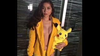 Vy Phuong นักร้องสาวเวียดนามใจแตก หลังโดนแฟนหักอกเลยประชดด้วยการถ่ายแบบนู้ดตรีมงานปิกาจูชุดสีเหลืองสุดบาดใจ